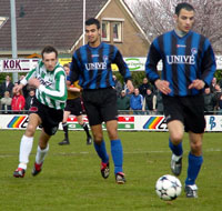 Yves Heskamp nogmaals in gevecht om de bal (Foto helmich Lubberts)
